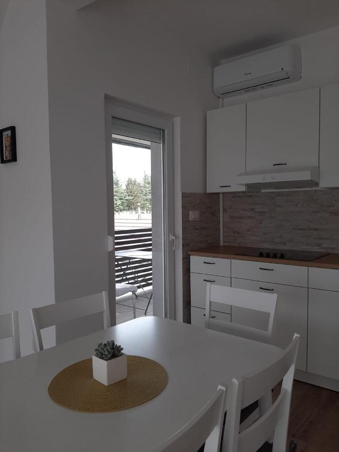 Elegant Inn Gospic Exterior photo